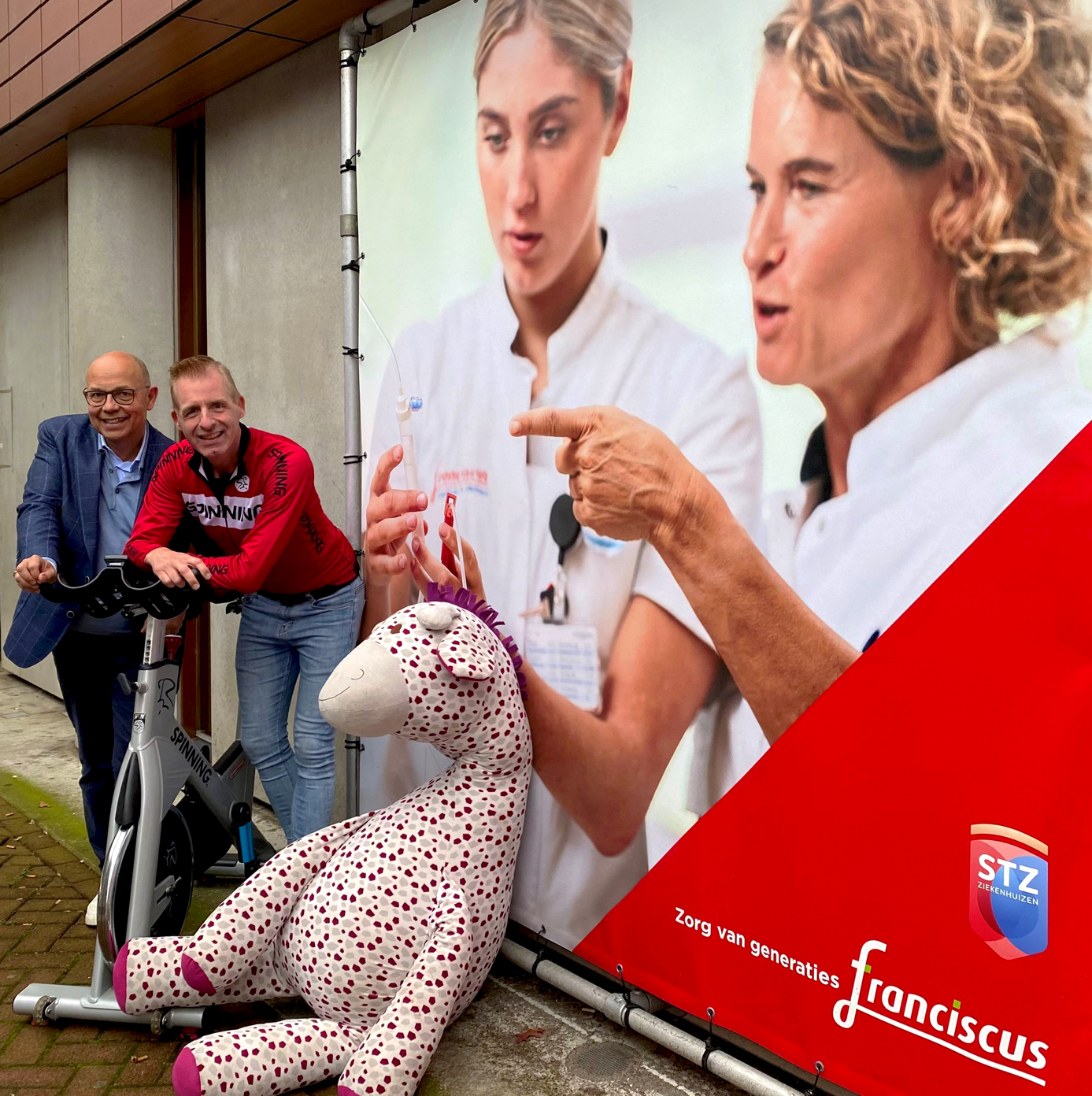 Le samedi 14 décembre, des collègues de LKQ ont fait tourner les pédales avec la Stichting DaDa et l’hôpital Franciscus dans un but bien précis : rendre plus agréable le séjour des enfants à l'hôpital. Plus de 100 personnes ont participé pendant 6 heures à cet événement de cyclisme en salle et ont ainsi atteint un fantastique résultat. Chacun a donné son maximum du début à la fin. Des cyclistes expérimentés et des débutants sont montés en selle. Certains pendant une heure, et d'autres pendant trois ! Tous débordaient d'énergie, surtout quand Leontien van Moorsel est venue en personne pendant la dernière heure donner un coup de pédale supplémentaire. Le résultat final ? Plus de 41 000 euros. Ce magnifique montant a pu être récolté grâce à l'investissement de chacun et aux nombreux dons. L'équipe LKQ a rassemblé 2 500 euros, montant qui a été doublé par la fondation LKQ Benelux-France pour atteindre 5 000 euros. Félicitations à tous ceux qui ont pédalé, encouragé ou fait des dons. Ensemble, vous avez pu ainsi amener des sourires à l'hôpital.