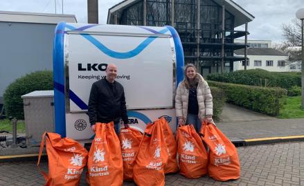 La fondation LKQ Benelux-France distribue 25 sacs de sport et de jeux 